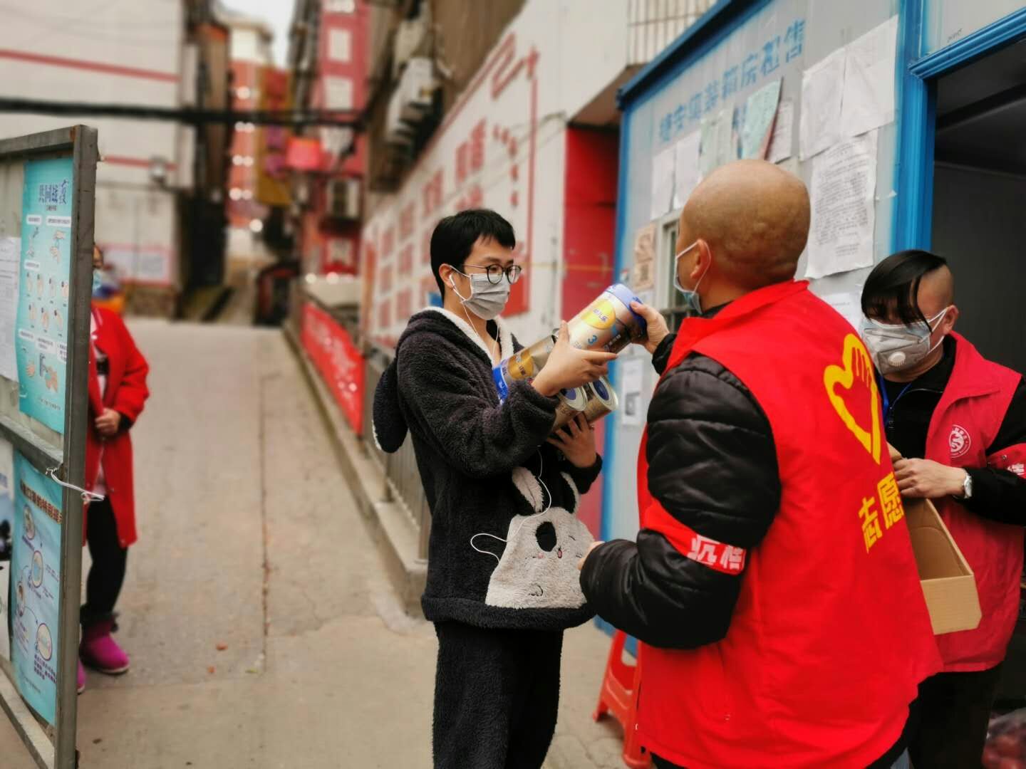 湖北-荊門公交集團-寧飛（社區(qū)義工服務，幫居民買奶粉）.jpg