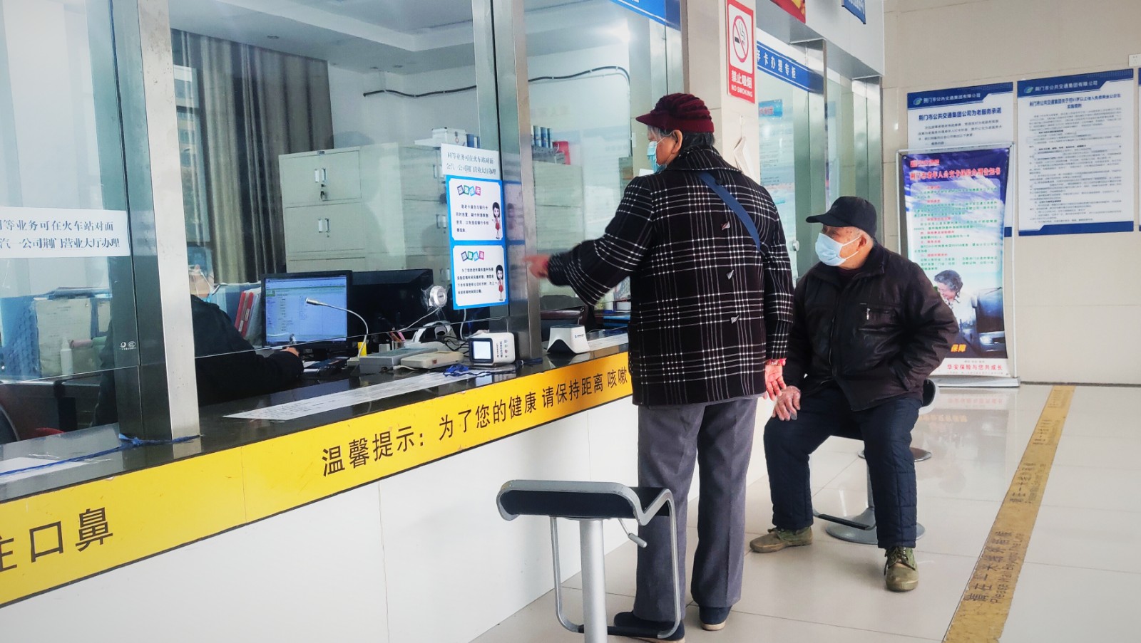 敬老卡業(yè)務升級后，老年顧客辦卡時，與窗口工作人員親切交談.jpg