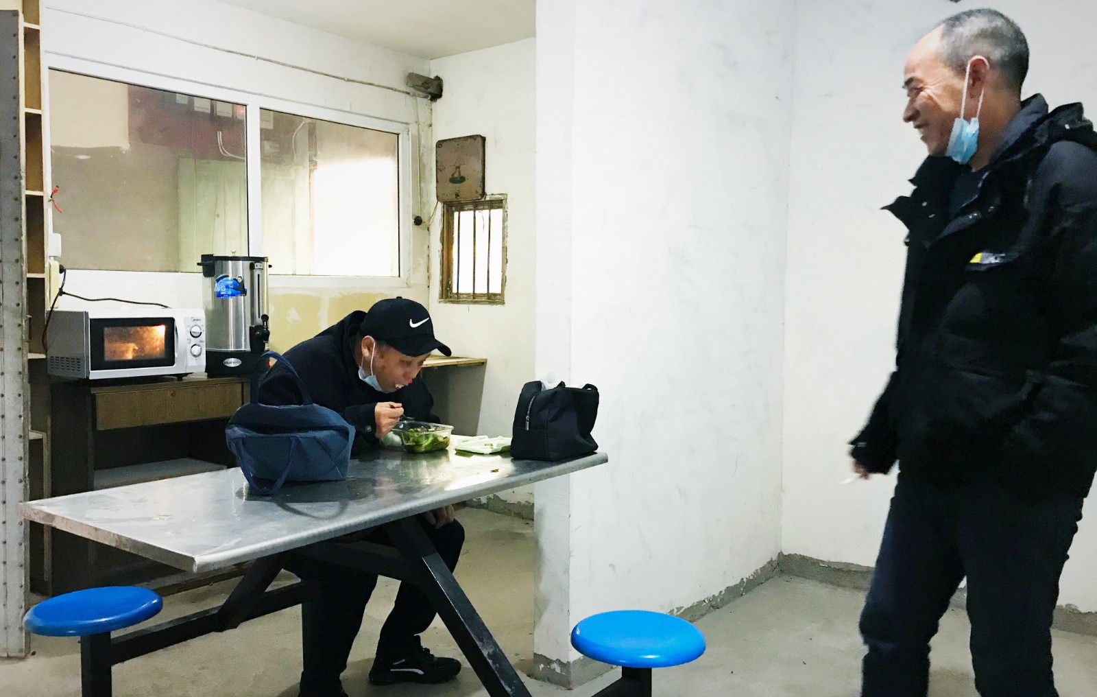 10月份，公司新租建駕駛員休息室之一，駕駛員在休息室內(nèi)愉悅休息與交談.jpg